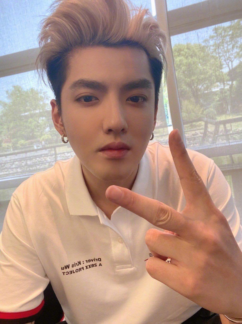 吳亦凡私下男女關係混亂，有指同佢媽媽吳秀芹過分寵愛兒子有關