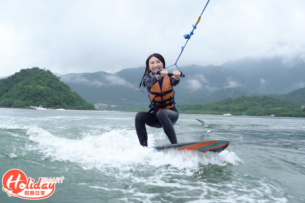 Wakesurfing(無繩滑水) 的玩法首先要雙手握著連接快艇的繩,利用快艇作起水的動力,用繩扯起身體。