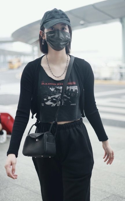 短髮嘅歐陽娜娜以全黑造型現身機場