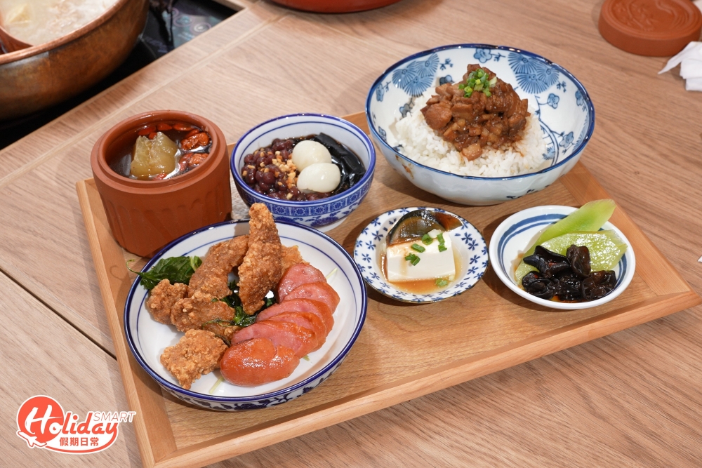 而定食方面,主食分為麻辣燙拌麵、台南滷肉飯及屏東萬巒豬手,配以椒鹽花枝丸或鹽酥雞及小香腸、醬油皮蛋、麻辣萵筍黑木耳、養生燉湯、甜品。