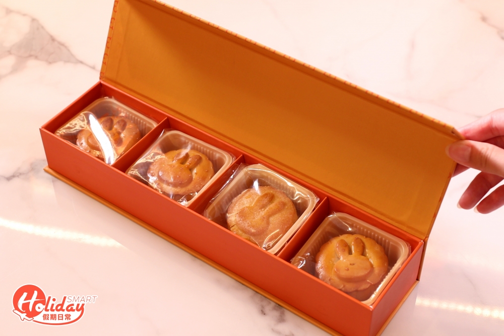 適逢中秋節來臨，特別推出MiFFY造型月餅禮盒，裏面是鳳梨和奶皇口味的月餅。