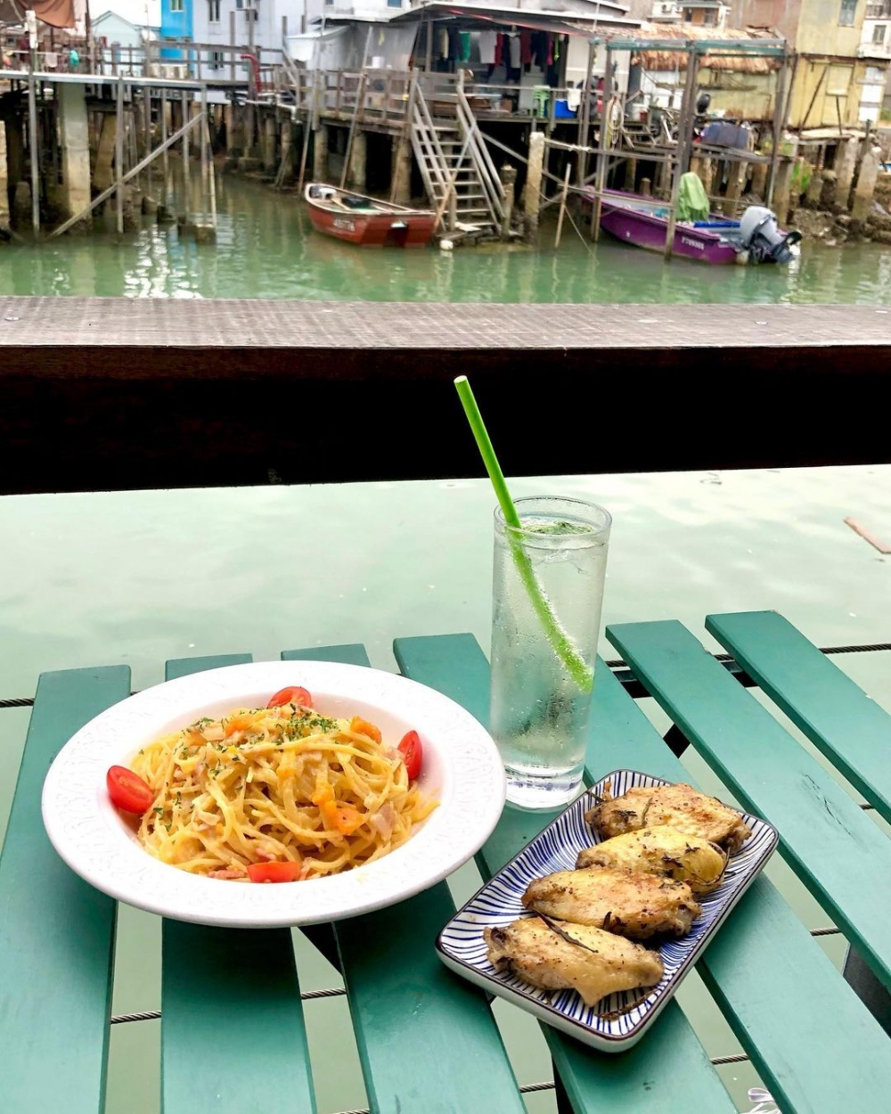 大澳榕樹頭是結合售賣旅遊民族雜貨的文青海景西餐廳。