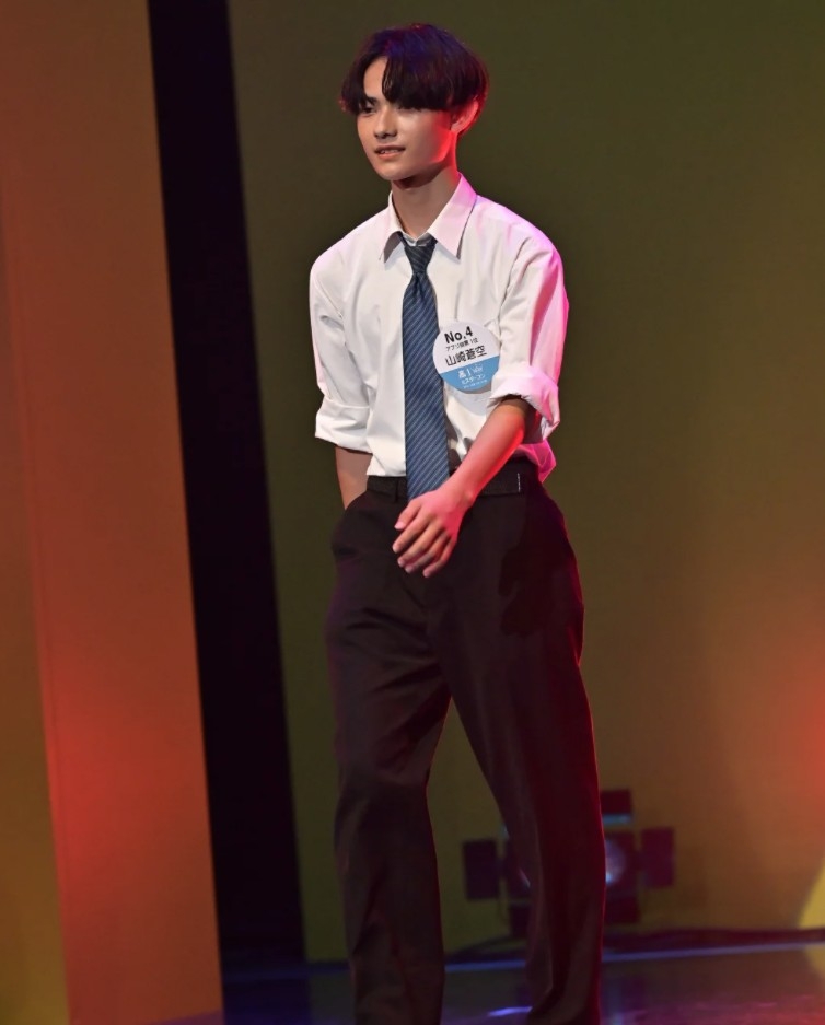 山崎同學行catwalk