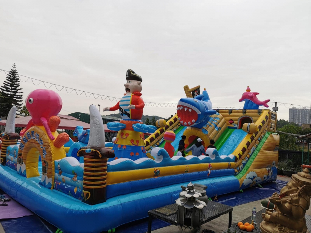 逸東海景燒烤場亦設有娛樂設施。