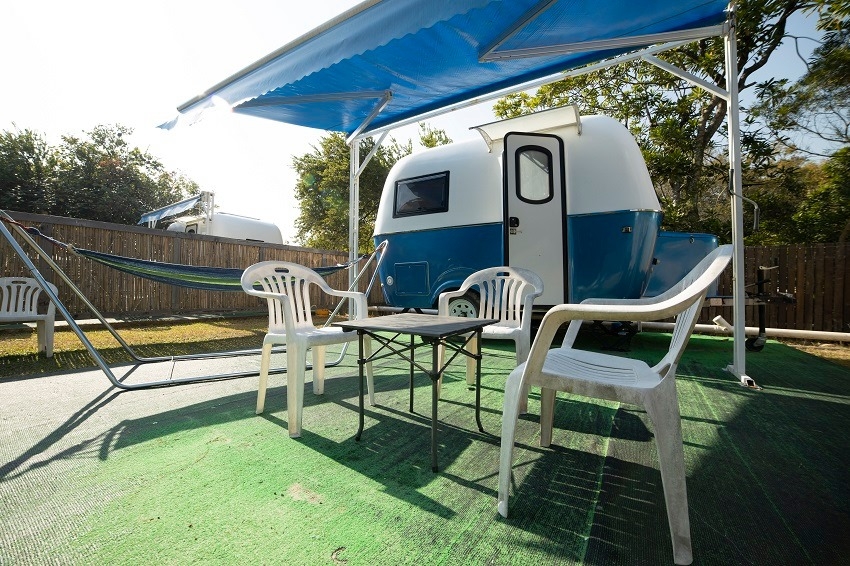 浪高長岸營地的露營車。