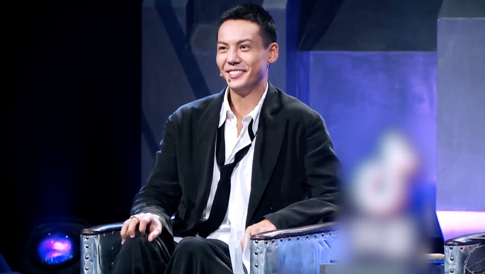 《蒙面舞王》嘅參賽者雖然全部都戴咗面具，但陳偉霆只睇佢哋跳一小段舞就表示對佢哋好「熟悉」，似乎平時都有留意舞壇。