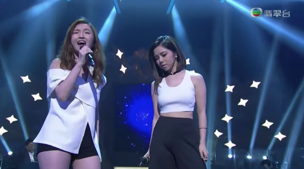 樓主認為揸咪隻手郁嚟郁去令歌聲時大時細，又係令到人聽得好唔舒服