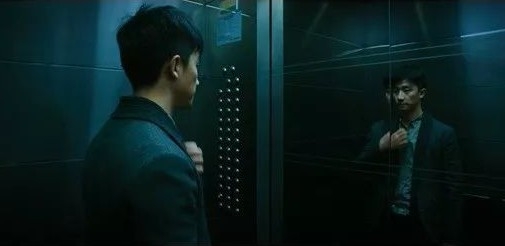 夜晚搭電梯時不要照鏡子。
