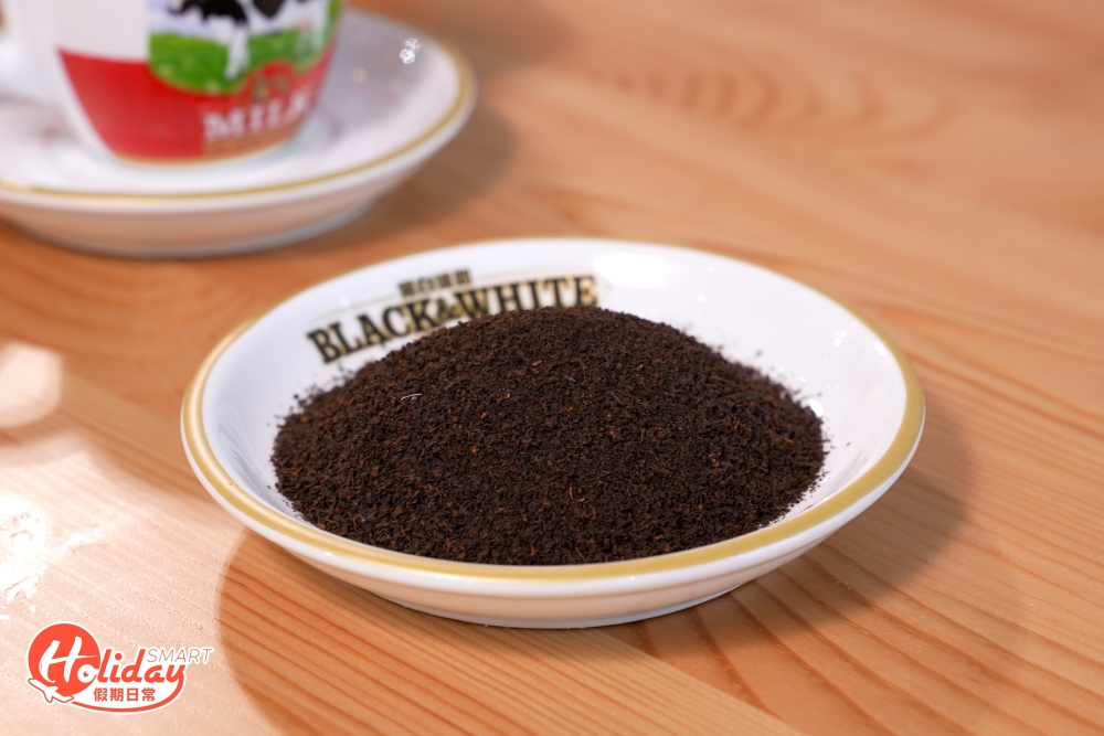 一杯正宗的港式奶茶由撈茶及溝茶開始，用上粗茶、中茶、幼茶三種茶葉混合而成，取三種茶葉的特色，使一杯奶茶飲落更有層次感。