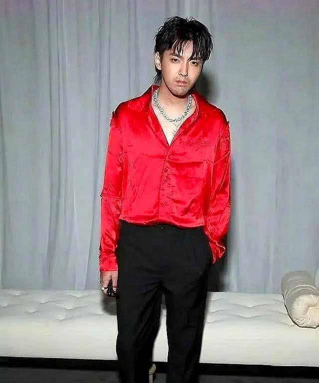 據指吳亦凡喺韓國出道後嘅工作事務都由媽媽安排，佢與原經理人公司解約都係由媽媽出錢