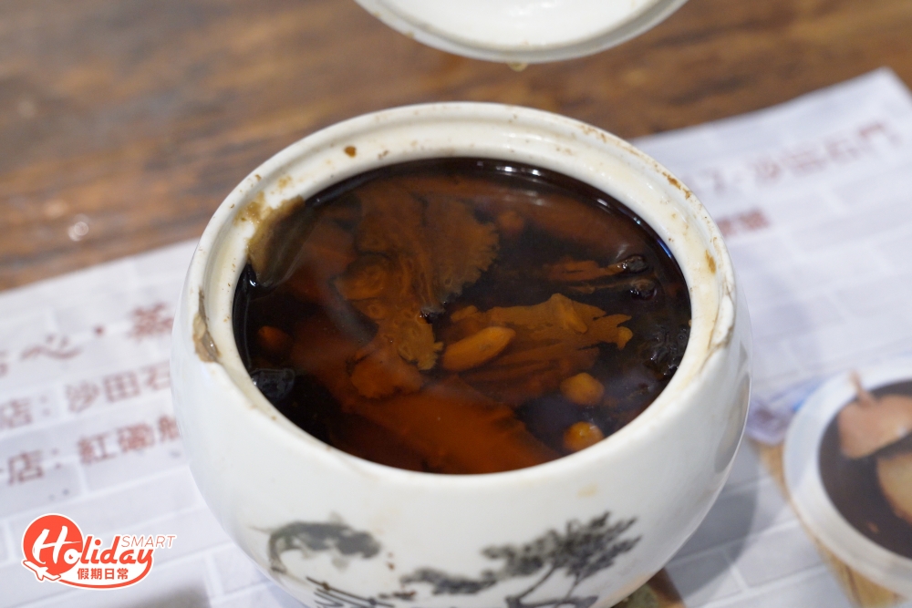 今次點了黨蔘天麻川弓燉魚頭湯,一打開已經聞到好香藥材味,每盅有成半個魚頭非常足料,飲得出是真材實料!