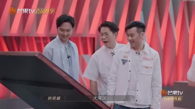 張智霖同梁漢文就入住佢哋嘅隔離房