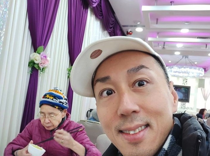 經常陪伴母親，十分孝順！