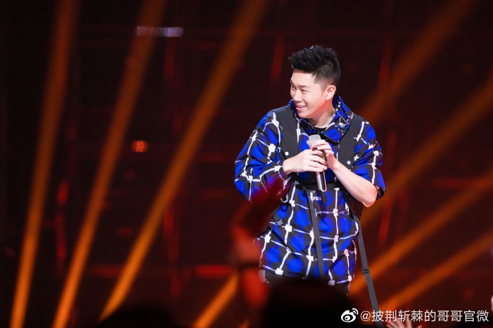 MC Jin同陳小春等人同住,即相當識做:「有咩清潔就交畀我!」