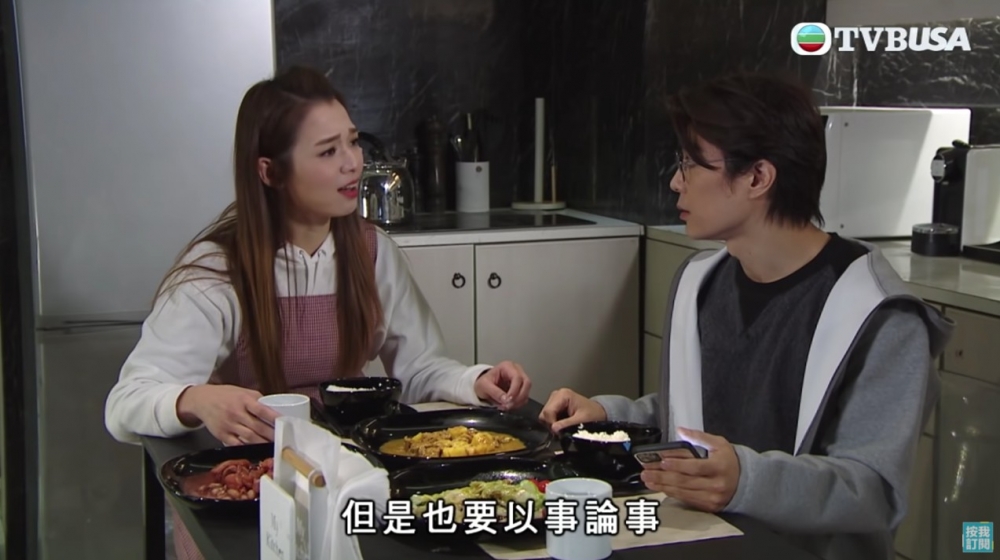 樓主自稱佢自己一個人住,之前拍過拖嘅兩任女友都當正自己係佢屋企女主人