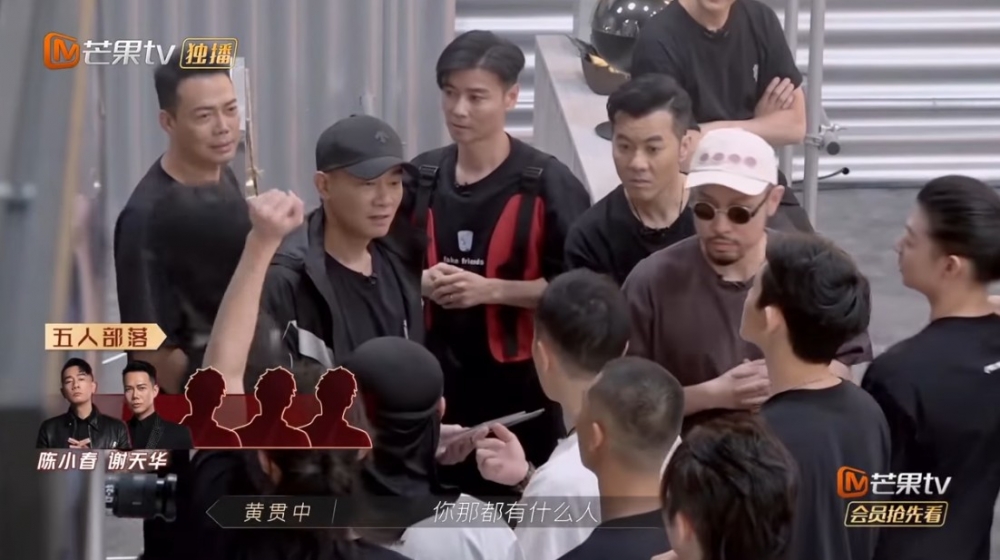 身後嘅張晉只係望咗一眼 就轉身!