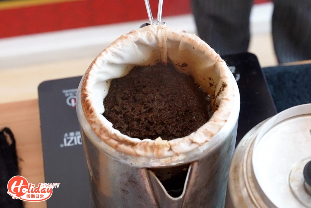 回溫（焗15分鐘）後茶味便會一致，然後便可將奶和茶結合，先落黑白淡奶再加入熱茶，用茶的熱力帶出奶香。