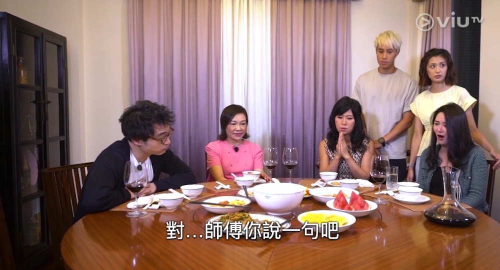 其他人吵架時七師傅獨自念經！