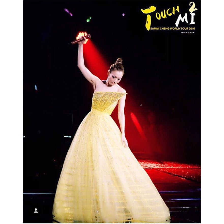 鄭秀文在2016年《#TouchMi 2世界巡迴演唱會》香港站的造型。
