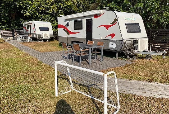 海迎灘營地的每個露營車外都設有桌椅。