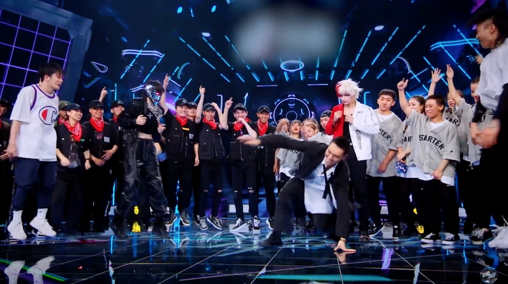 多年未有跳舞嘅陳偉霆心血來潮加入舞者當中大騷舞技，更有唔少地板動作