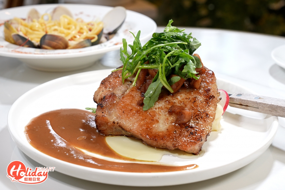 主菜方面店員推介焗加拿大豬肉眼配肉桂蘋果燒汁,份量相當足料。