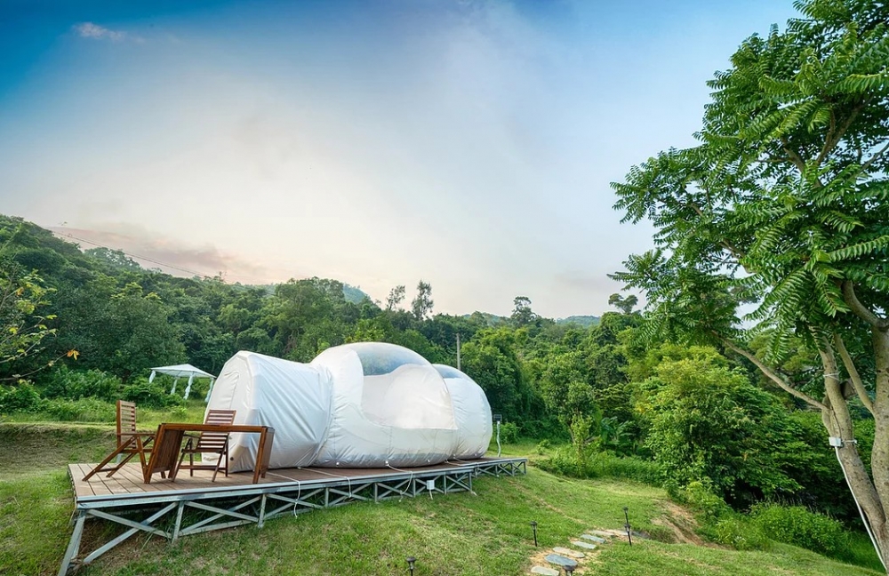 由充氣泡泡屋組合而成的星空帳幕。