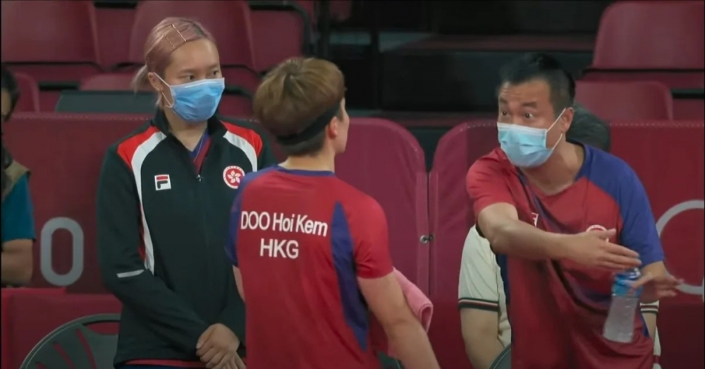 李靜在全程比賽都非常激情指導運動員。