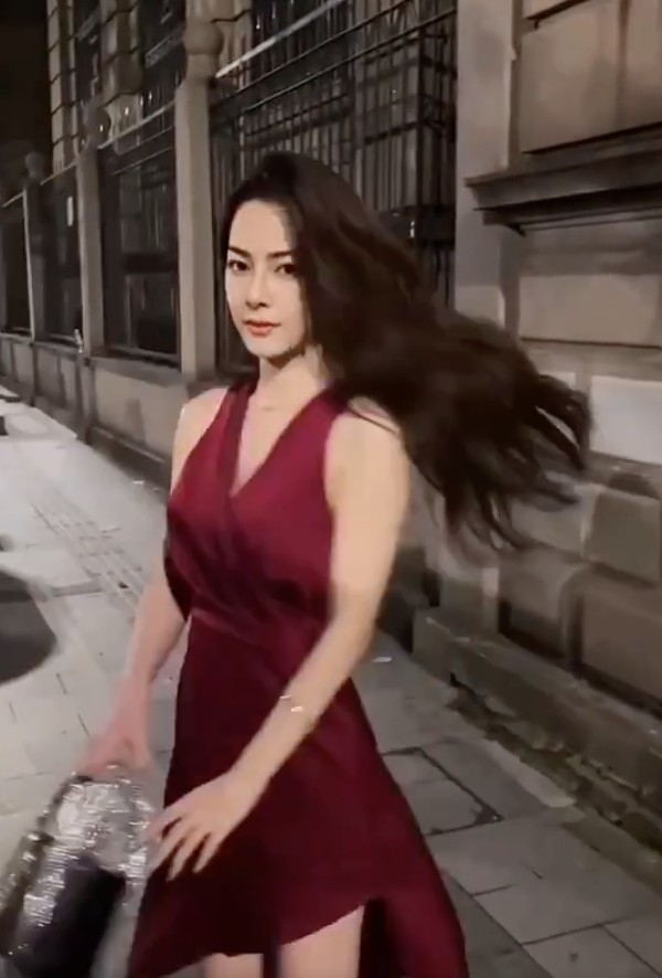 汪東城長卷髮加酒紅色長裙,打扮十分有女人味。
