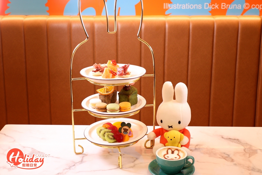 下午茶以MiFFY頭造型三層架盛載，有6款甜點及特製飲品，包括馬卡龍、法國牛油蛋糕、泡芙、24個月巴馬火腿及新鮮生果等。
