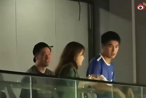 何猷君同自己隊伍坐喺上層,向下層嘅隊伍作出挑釁!