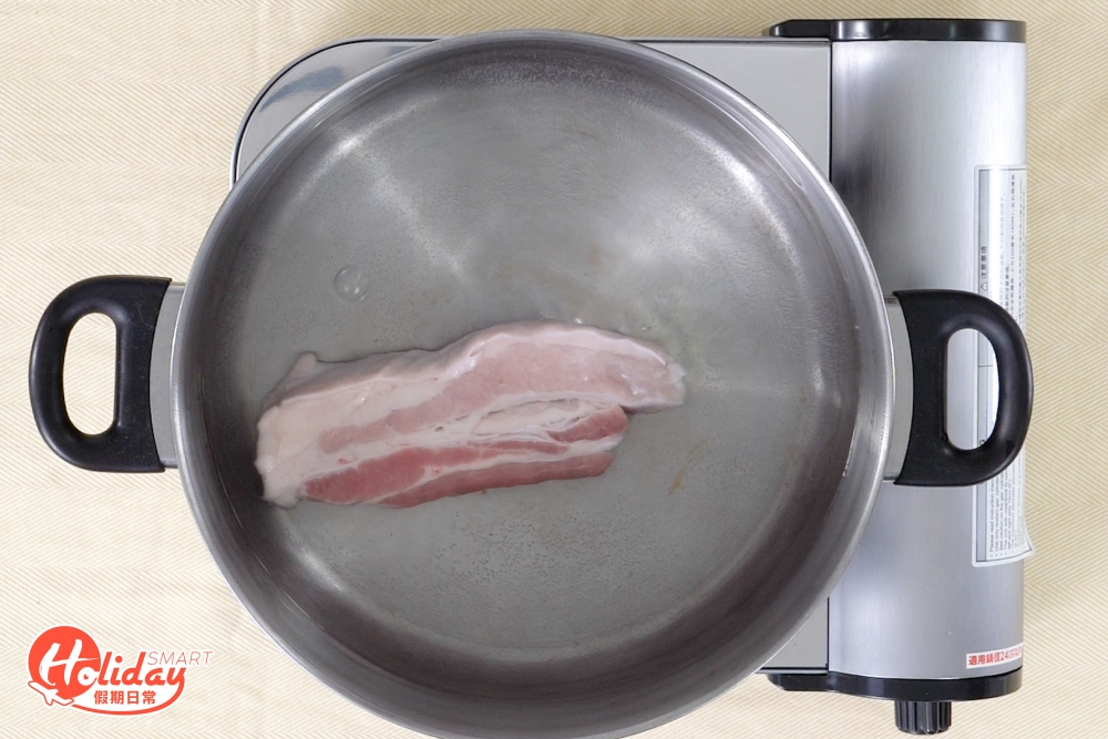 1. 先將豬肉汆水。