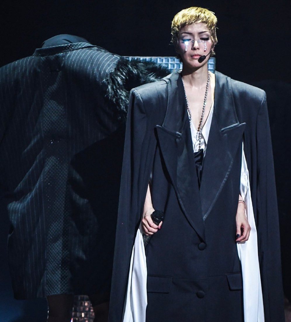 鄭秀文在2019年《#FOLLOW Mi世界巡迴演唱會2019》香港站的造型。