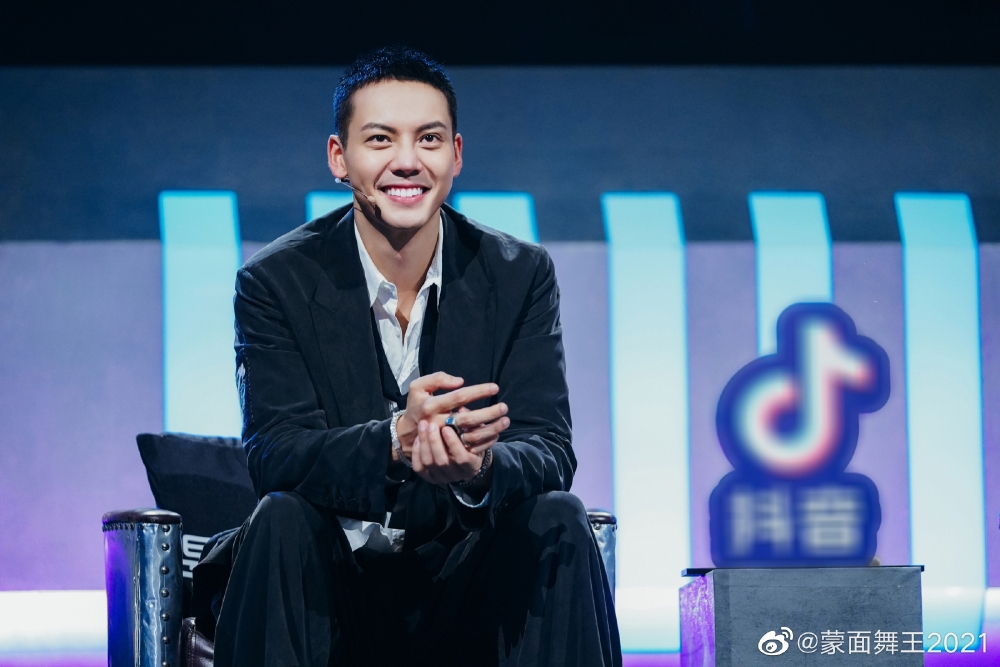 陳偉霆擔任嘅「猜評團」就係負責估出戴咗面具嘅舞者真身，同時亦要喺battle中猜出勝者。