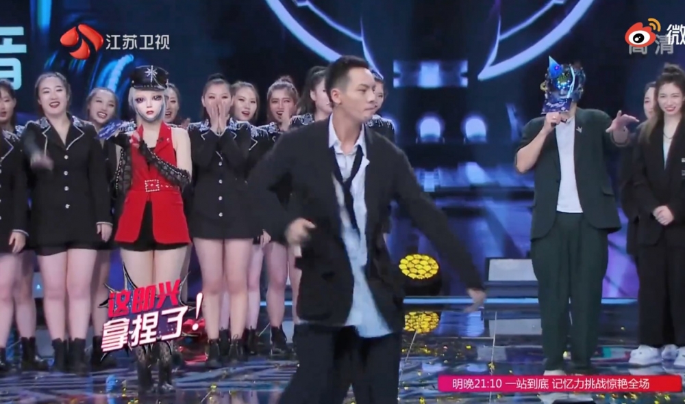 有網民指陳偉霆嘅舞蹈動作好似抽緊筋咁