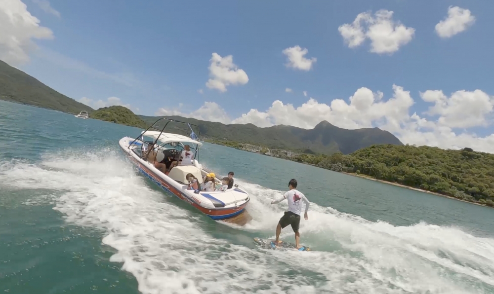Wakesurfing(無繩滑水) 其實很似Wakeboard(花式滑水) 和Surfing(滑水) 的混合版,但相較後兩者,無繩滑水相對較易掌握且安全。