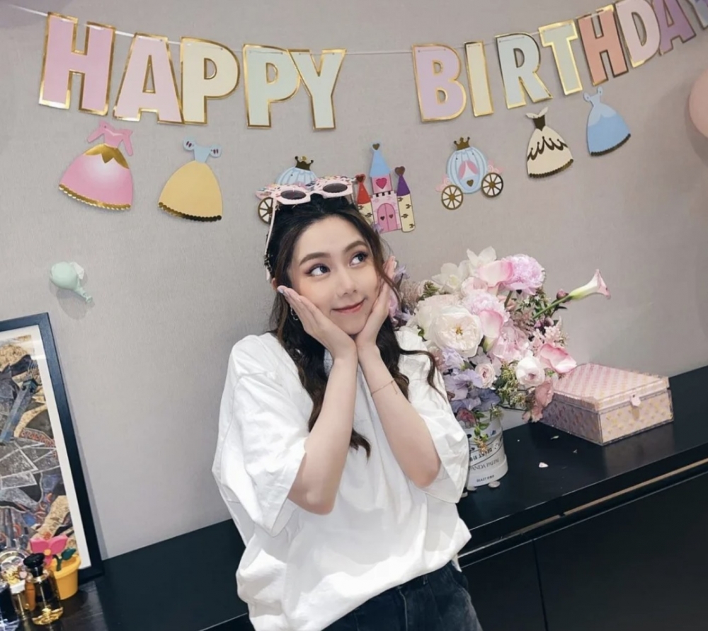 朋友們為佢舉辦生日派對