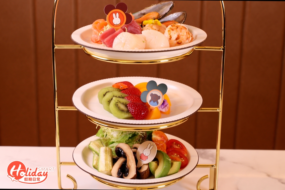 MiFFY造型三層架盛載著火鍋配料，包括大虎蝦、日本北海道帶子、蘇格蘭蟶子、青口、新鮮生果及蔬菜。