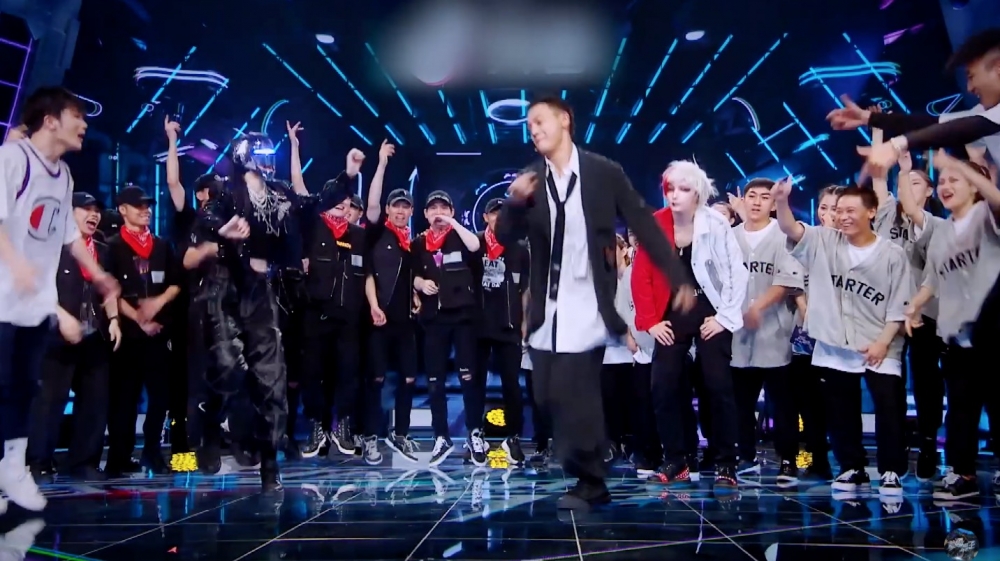 參賽者鬥舞battle時陳偉霆都十分興奮，佢更忍唔住上場一展舞功！