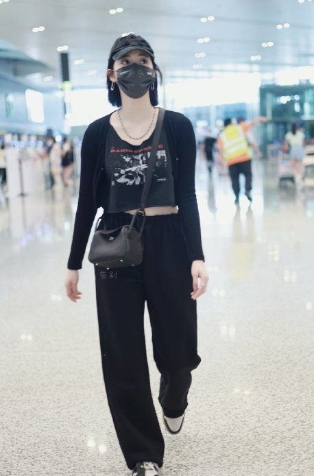 歐陽娜娜身穿嘅短款T-shirt同楊冪撞衫