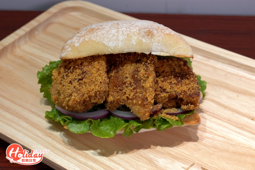 其中最受歡迎是香蒜椒鹽無骨雞翼包，雞翼即叫即煎，且經醃製過非常入味。