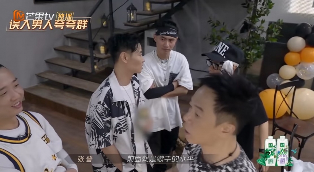 兩人各自同其他人傾計~