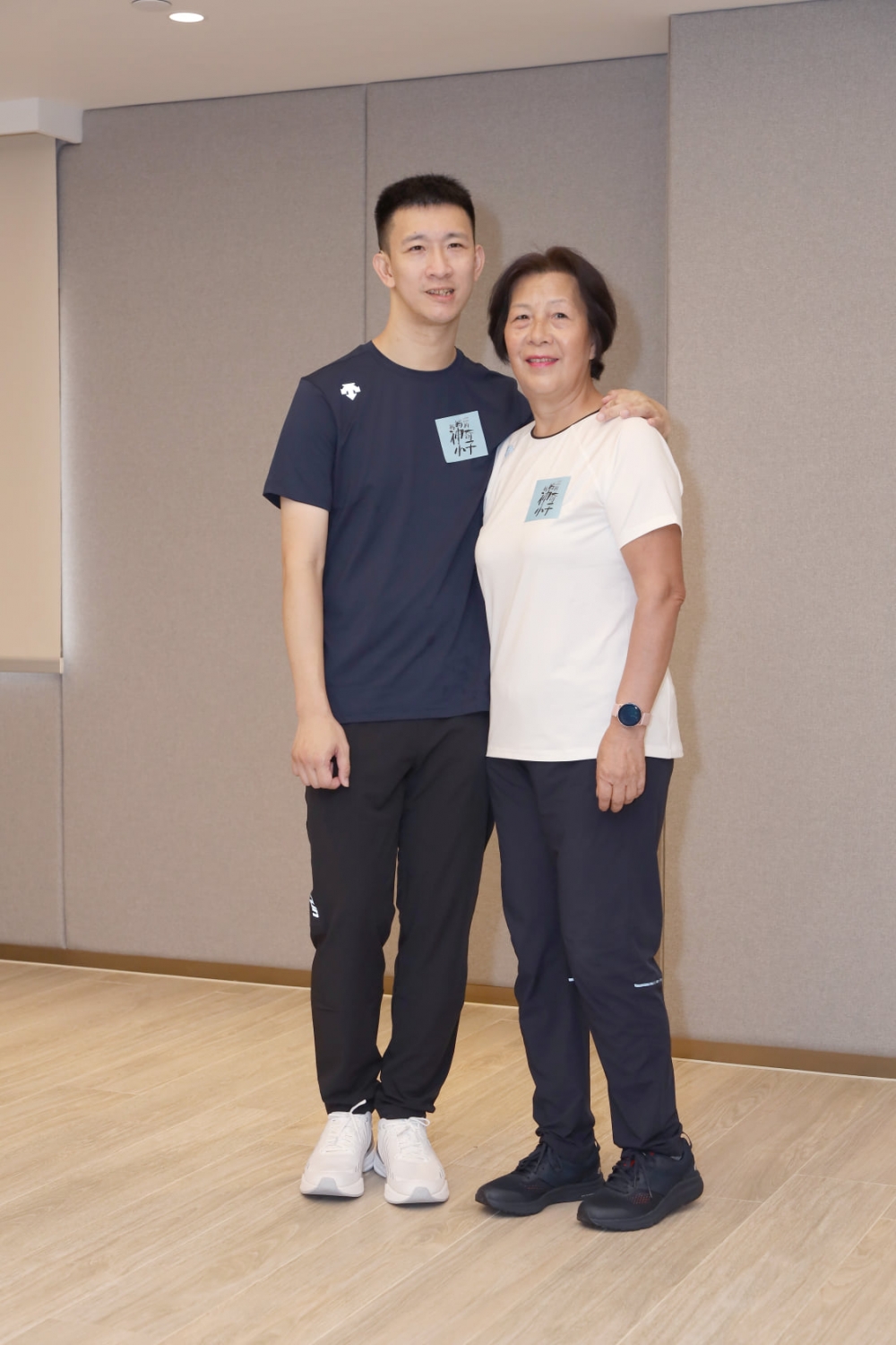 前香港殘奧徑賽金牌得主蘇樺偉與媽媽。