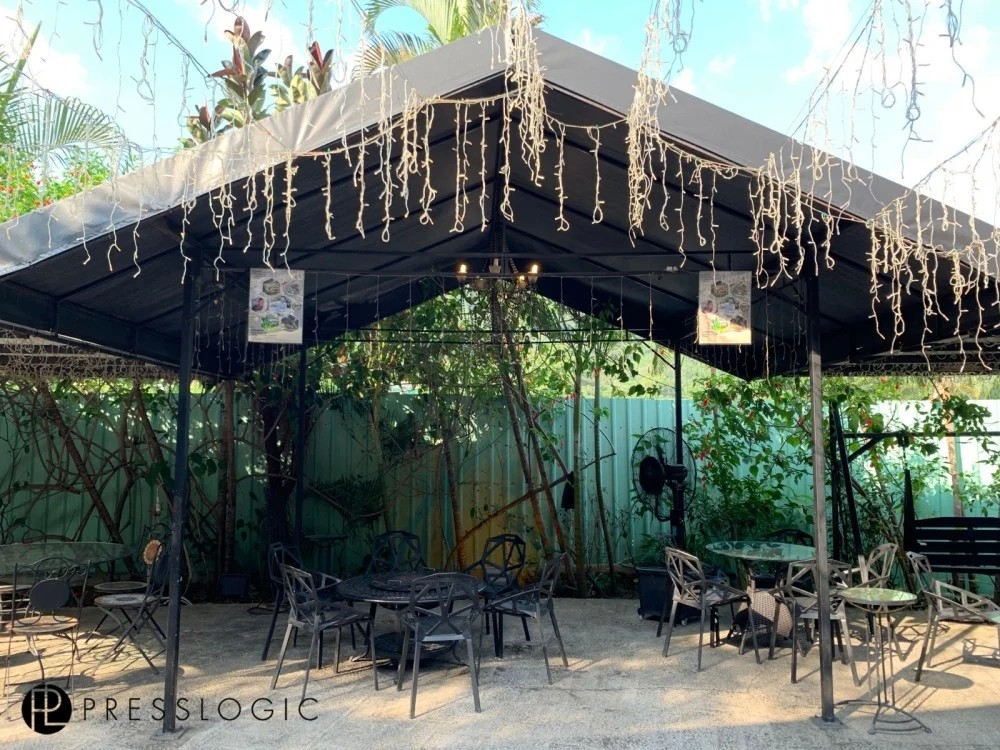 秘密花園燒烤場的風格以黑色為主色調。