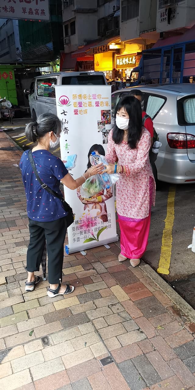 七師傅不時派發物資