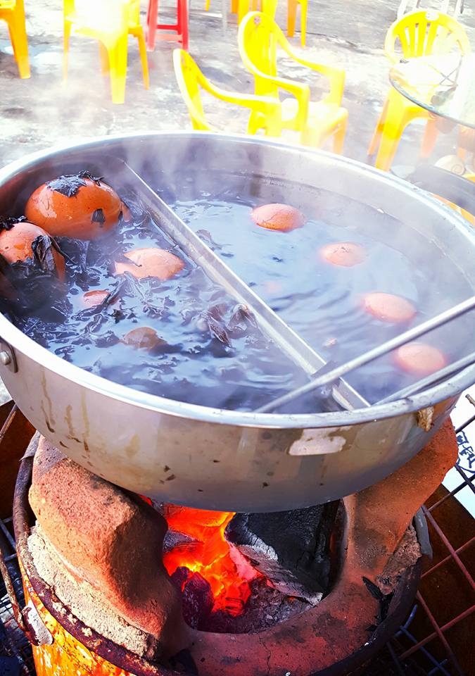 逸東海景燒烤場的招牌炭爐茶葉蛋。