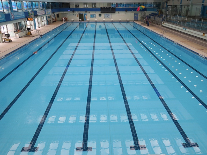 摩理臣山游泳池。