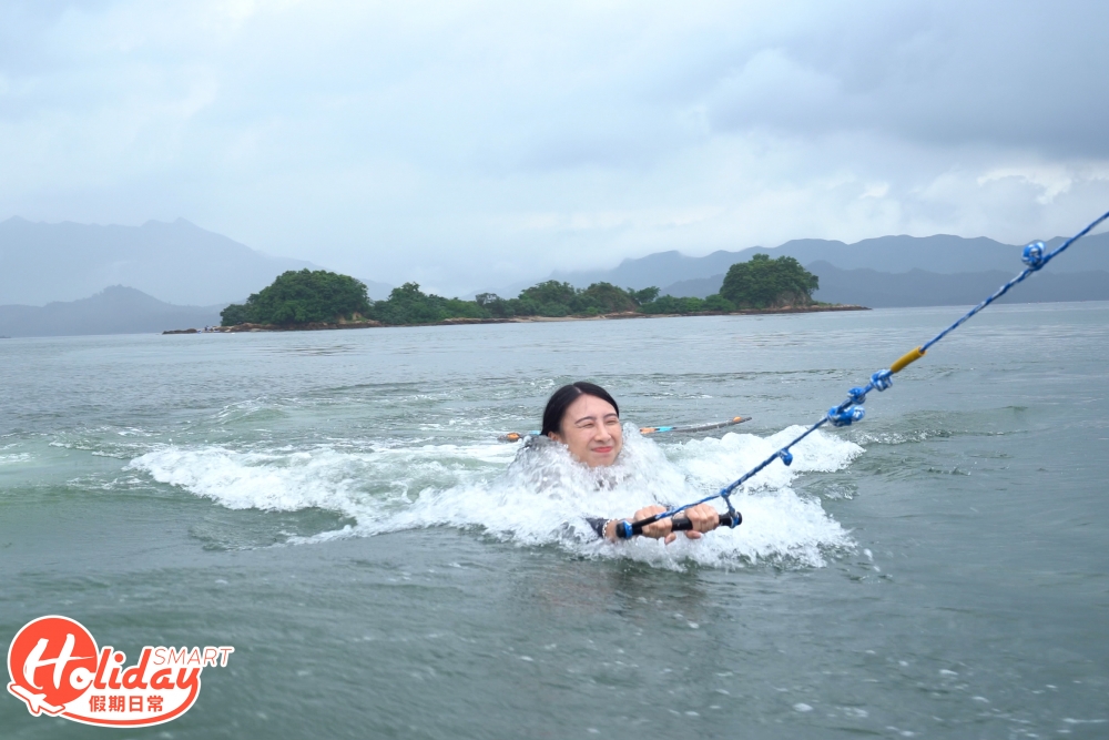 記者第1次玩已經成功起水、放手和追浪,感覺就好似完成創舉般,一開始以為好難,不時會慣性將重心向後壓,所以很容易失平衡跌下水。