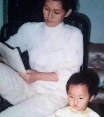 吳亦凡喺單親家庭長大，父母離異後佢改名跟媽媽姓，吳母將兒子送往加拿大讀書