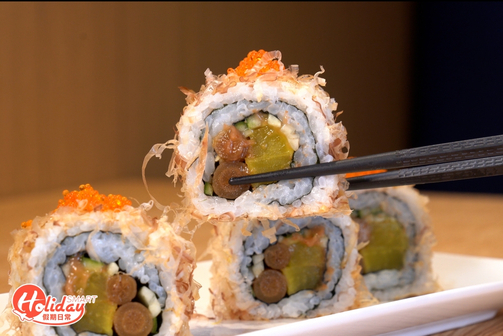 牛蒡清新卷中間夾滿青瓜、黃蘿蔔和牛蒡,食落爽脆且開胃解膩,讓人食不停口。